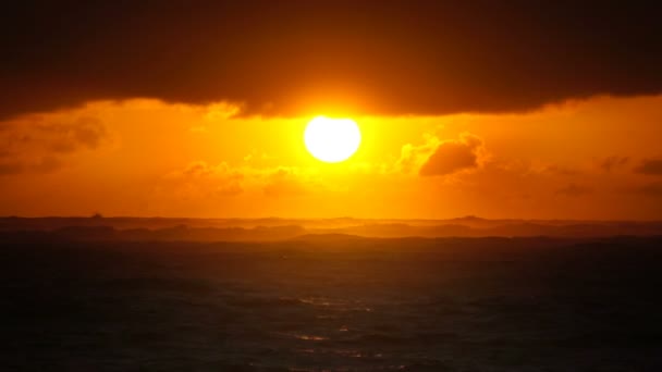 Coucher de soleil dramatique sur les vagues de l'océan. Nuages 
