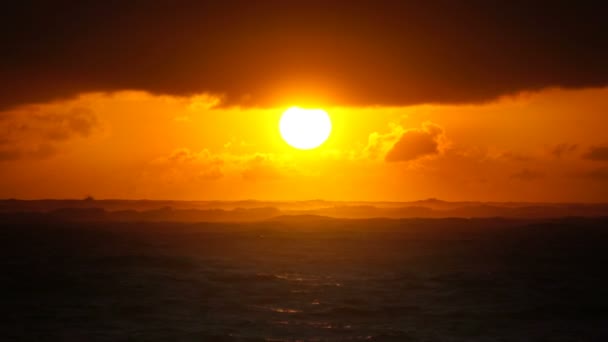 Dramatische zonsondergang over de oceaan golven. Wolken — Stockvideo