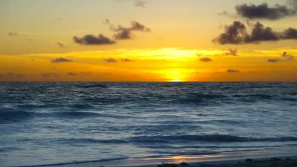 Dramatisk solnedgång över havets vågor. Moln — Stockvideo
