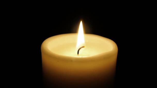 孤立在黑色背景上的蜡烛烧的特写. — 图库视频影像