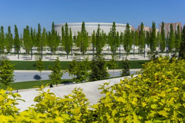 Krasnodar, Rusya - 27 Nisan 2018: Park yeşil ağaçlar üzerinde 27 Nisan 2018 Fc Krasnodar Stadyumu önünde