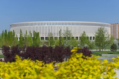 Krasnodar, Rusya - 27 Nisan 2018: Park yeşil ağaçlar üzerinde 27 Nisan 2018 Fc Krasnodar Stadyumu önünde