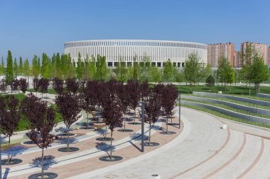 Krasnodar, Rusya - 27 Nisan 2018: Park yeşil ağaçlar üzerinde 27 Nisan 2018 Fc Krasnodar Stadyumu önünde