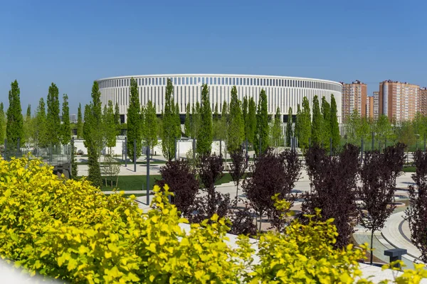 Krasnodar, Rusya - 27 Nisan 2018: Park yeşil ağaçlar üzerinde 27 Nisan 2018 Fc Krasnodar Stadyumu önünde