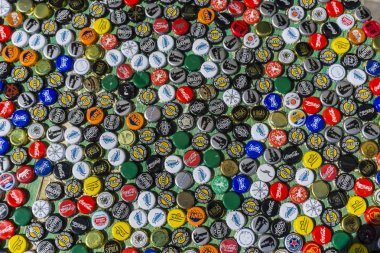 Krasnodar, Rusya - 29 Nisan 2018: Bira Şişe kapakları, küresel markaların bir karışım: Chesters, Gletcher, Coca-Cola gibi.