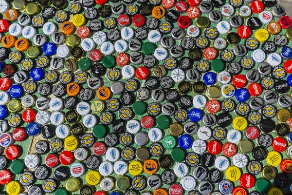 Krasnodar, Rusya - 29 Nisan 2018: Bira Şişe kapakları, küresel markaların bir karışım: Chesters, Gletcher, Coca-Cola gibi.