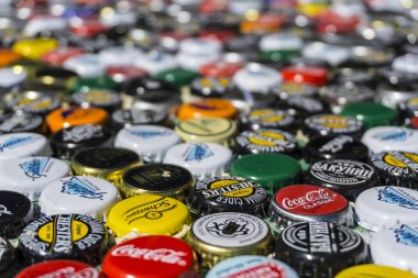 Krasnodar, Rusya - 29 Nisan 2018: Bira Şişe kapakları, küresel markaların bir karışım: Chesters, Gletcher, Coca-Cola gibi.