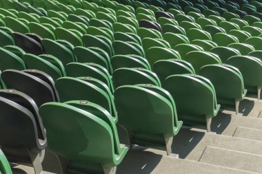 Stadyumda boş plastik koltuklar. Hayranlar olmadan oynanacak maçlar.