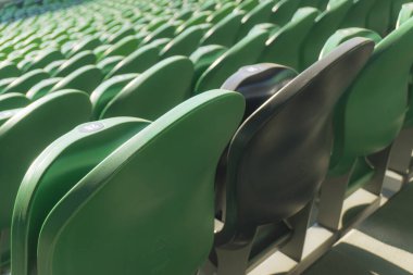 Stadyumda boş plastik koltuklar. Hayranlar olmadan oynanacak maçlar.