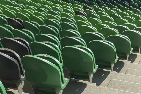 Assentos de plástico vazios num estádio. Jogos a serem jogados sem fãs . — Fotografia de Stock