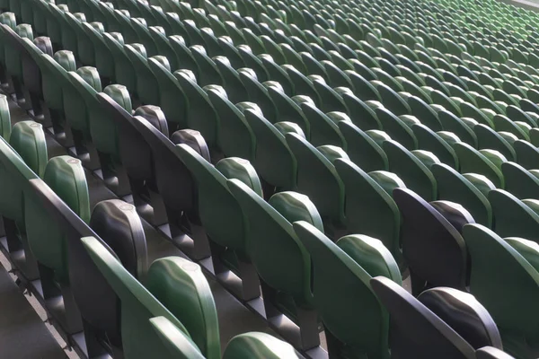 Assentos de plástico vazios num estádio. Jogos a serem jogados sem fãs . — Fotografia de Stock