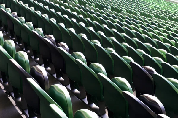 Asientos de plástico vacíos en un estadio. Partidos que se jugarán sin fans . —  Fotos de Stock