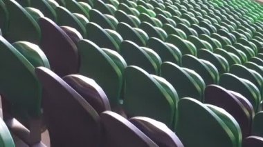 Stadyumda boş plastik koltuklar. Hayranlar olmadan oynanacak maçlar.