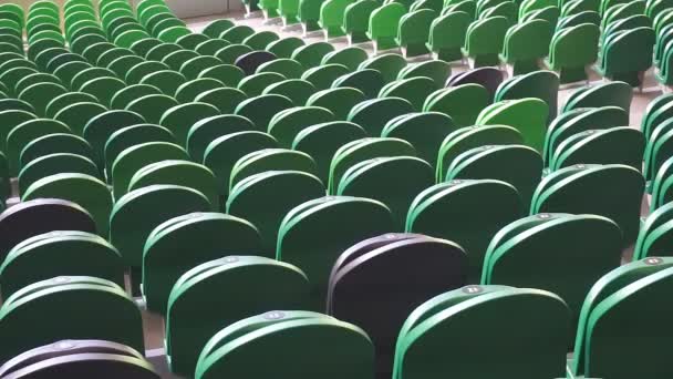 Sièges vides en plastique dans un stade. Matchs à jouer sans fans . — Video