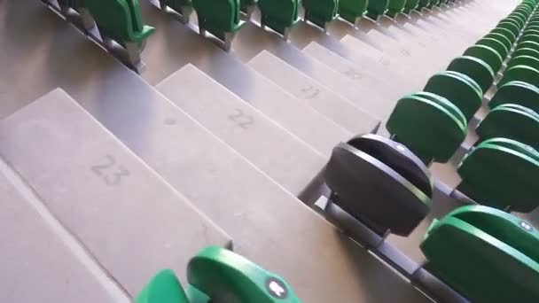 Tomma plastsäten på en stadion. Matcher som ska spelas utan fans. — Stockvideo