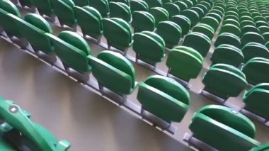 Stadyumda boş plastik koltuklar. Hayranlar olmadan oynanacak maçlar.