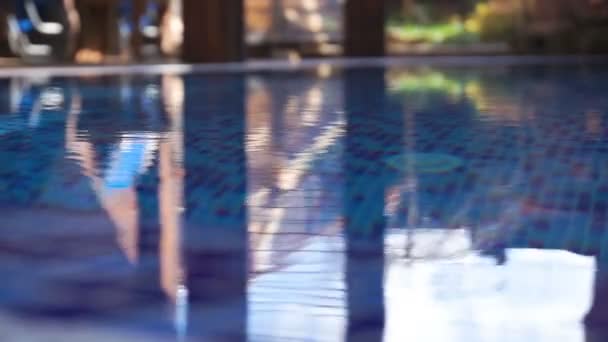 Agua sucia en piscina al aire libre. Preparación para la temporada de vacaciones de verano — Vídeo de stock