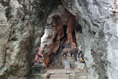 Da Nang şehrinin yakınındaki mermer dağlar manzaralı. Mağaranın içindeki tapınak.