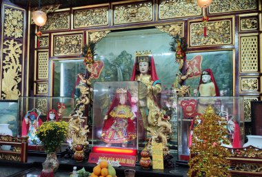Orta Vietnam 'ın Quang Nam bölgesindeki Hoi An' daki Hoa Van Le Nghia Tapınağı 'nın içi..