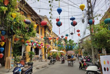 Orta Vietnam 'ın Quang Nam bölgesinde Hoi An' da eski binalar ve fenerlerle dolu bir turistik cadde..