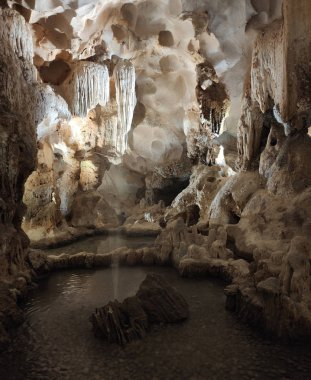 Vietnam 'ın Quang Ninh eyaletindeki Halong Körfezi' ndeki Thien Cung Mağarası 'nda dikitler. Dolomite mağarasının inanılmaz güzelliği.