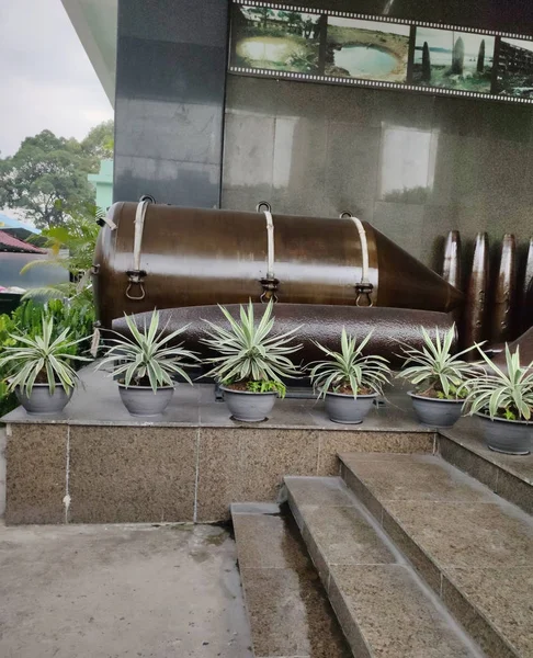 Military Museum in Ho Chi Minh city, the exposition of aircraft bombs. — Stock Photo, Image