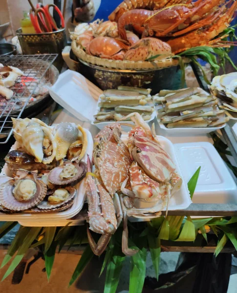 Vietnamese street food in trays for sale. Fried lobster, crab, mussels, oysters for tourists. — Stock Photo, Image