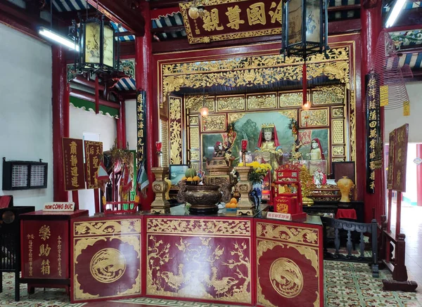 Interior del templo de Hoa Van Le Nghia en Hoi An en la provincia de Quang Nam en Vietnam Central . — Foto de Stock