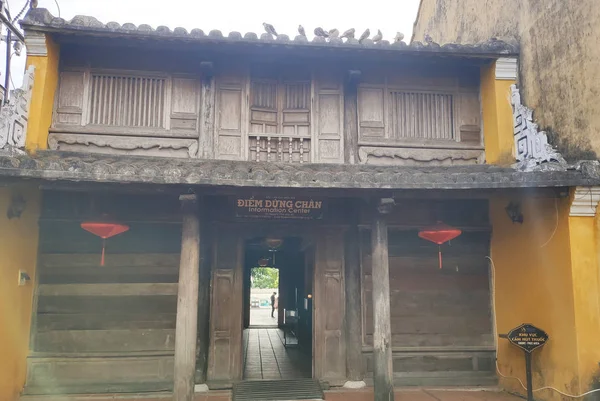 Tourist center található egy régi fa épület Hoi An Quang Nam tartomány Közép-Vietnamban. — Stock Fotó