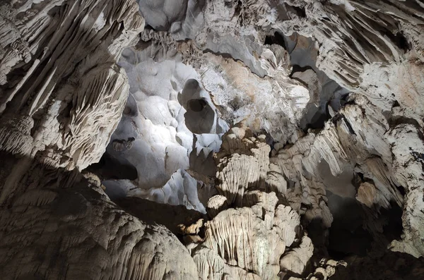 Stalagmity w jaskini Thien Cung w Zatoce Halong w prowincji Quang Ninh w Wietnamie. Niesamowite piękno jaskini dolomitowej. — Zdjęcie stockowe