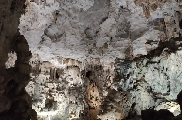 Sztálagmitok a Thien Cung barlangban a Halong-öbölben Quang Ninh tartományban, Vietnamban. Csodálatos szépség dolomit barlang. — Stock Fotó