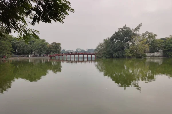 Se innsjøen med det returnerte sverdet og sjøen med grønt vann Ho Hoan Kiem midt i Hanoi . – stockfoto