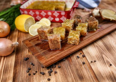 Etli reçel, sarımsaklı biftek, geleneksel Rus yemeği, bir tabak porsiyon, hardal ve yaban turpu.