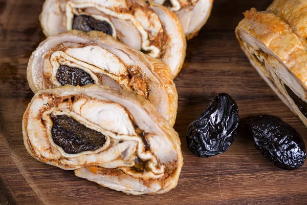 Rollos con pollo y ciruelas pasas. En empanado en una mesa de madera — Foto de Stock