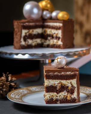 Noel çikolatalı pasta ve ahşap arka planda karamel.