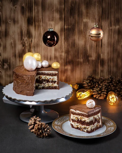 Christmas chocolate cake with caramel on wooden background — Stock Photo, Image