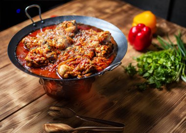 Chakhokhbili tavuk güveç sebze tablosundaki ile. Üstten yatay görünüm