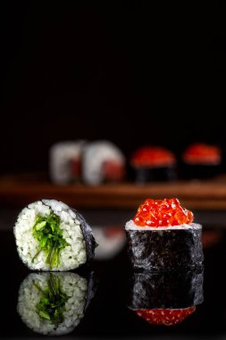 sushi set siyah bir arka plan üzerinde rulo.