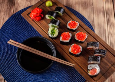 Kırmızı havyarlı, zencefilli ve wasabi soslu suşi.