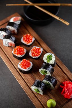 sushi set siyah bir arka plan üzerinde rulo.