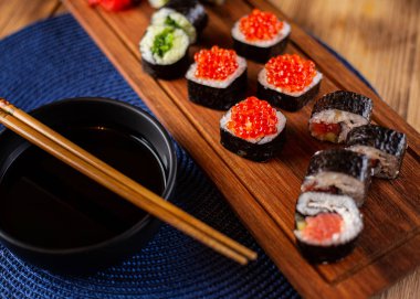 Kırmızı havyarlı, zencefilli ve wasabi soslu suşi.