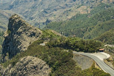 Los Roques 'un havadan görünüşü - La Gomera' daki Garajonay milli parkı yakınlarında tarikat yeri. Eski volkanlar. Dikenli yeşil yamaçlardaki çalılıklar ve fundalıklar. Kanarya. İspanya
