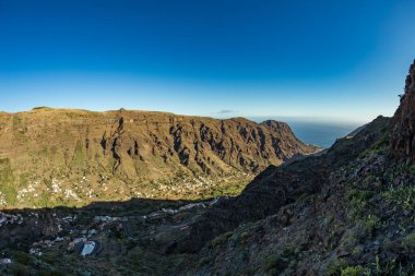 Valle Granan Rey geçidine bakan gözlem noktasında, Grate King Vadisi. Kanarya mimarı Cesar Manrique tarafından inşa edilmiş bakış açısı ve restoran. La Gomera, Kanarya Adaları, İspanya