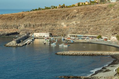 Sabahın erken saatlerinde sahilde ve limanda ılık, güneşli bir hava var. Playa de Santiago 'nun hava manzarası. Panoramik, balık gözü merceği, geniş açı. La Gomera, Kanarya Adaları, İspanya
