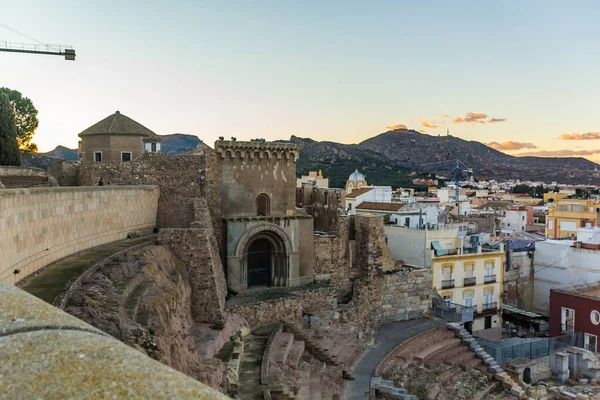 Vista panorámica aérea de la ciudad portuaria de Cartagena en España con famoso anfiteatro romano. Hermoso atardecer sobre las montañas. Panorama de lentes gran angular — Foto de Stock