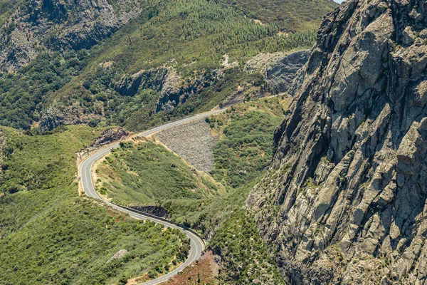 Los roques e la famosa roccia di Agando - luogo di culto vicino al parco nazionale Garajonay a La Gomera. Vecchie cime vulcaniche. Spessore di alloro reliquia ed erica su ripidi pendii verdi. Canarino. Spagna — Foto Stock