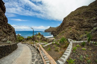 Playa De Caleta, La Gomera adasının kuzeydoğu yakası. Hermigua, Santa Catalina ve turistlerin en sevdiği tatil yeri. Kanarya Adaları, İspanya