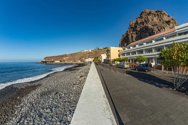 西班牙加那利群岛戈梅拉市圣地亚哥平原海滩和港口阳光明媚的清晨 — 图库照片