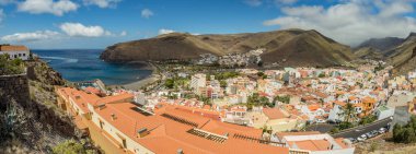 Dağlardan La Gomera adasının ana limanına kadar hava manzarası. San Sebastian de la Gomera, İspanya 'da volkan yamacında renkli çatılar ve evler