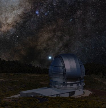 Parlak yıldızların altında astronomik gözlemevi. Karanlık gökyüzünde Samanyolu Galaksisi. Dev teleskoptan oluşan kule ve gümüş mavi kubbe gök kubbeye nişan alınmıştır. Çam ağacı ormanlarıyla çevrili dağların tepeleri